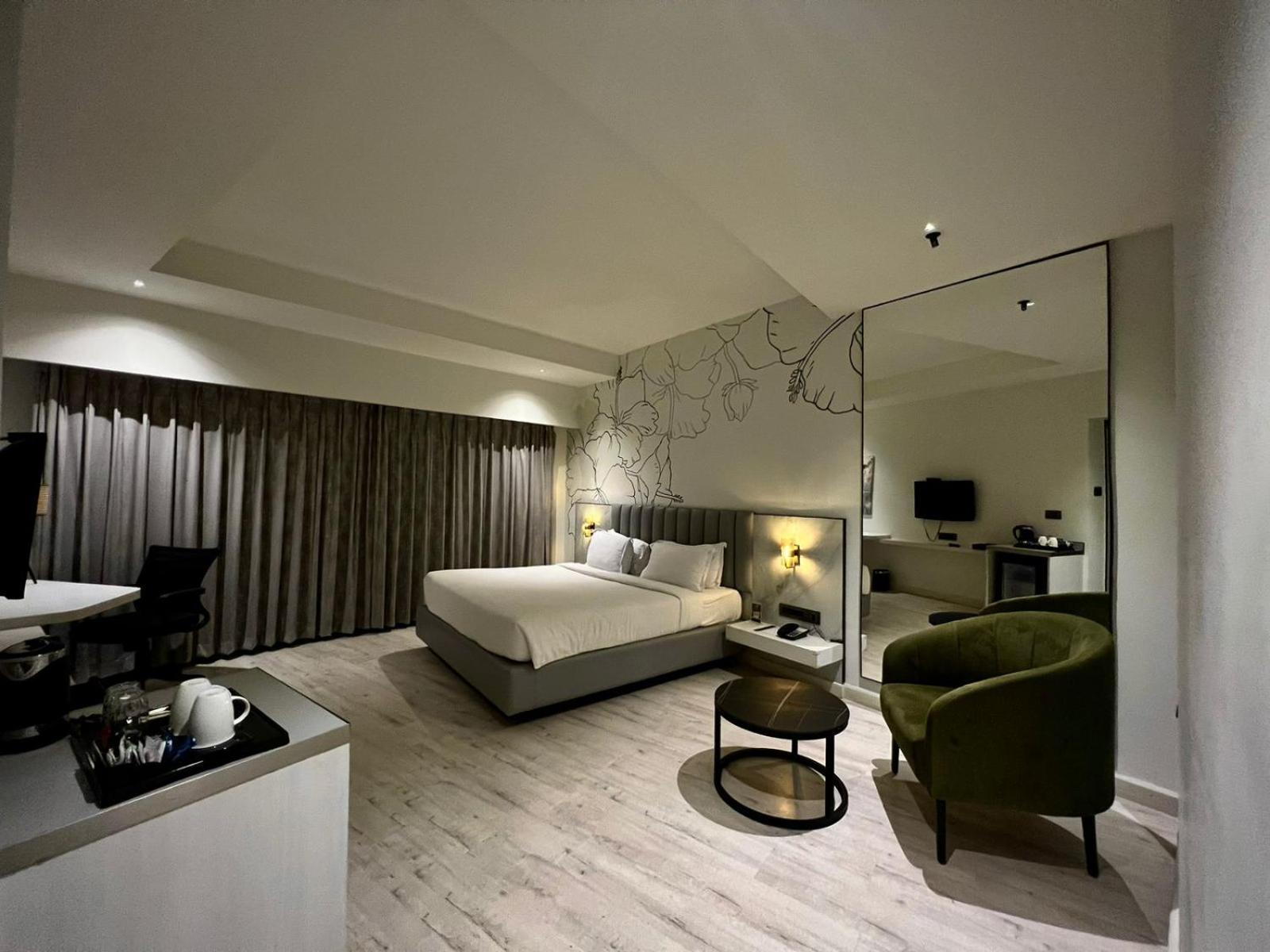 The Hans Hotel Хубли Екстериор снимка